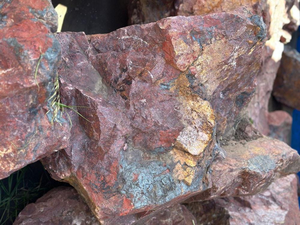 Камни для ландшафтного дизайна красно-фиолетовые 10-60 килограмм купить в Кыштыме