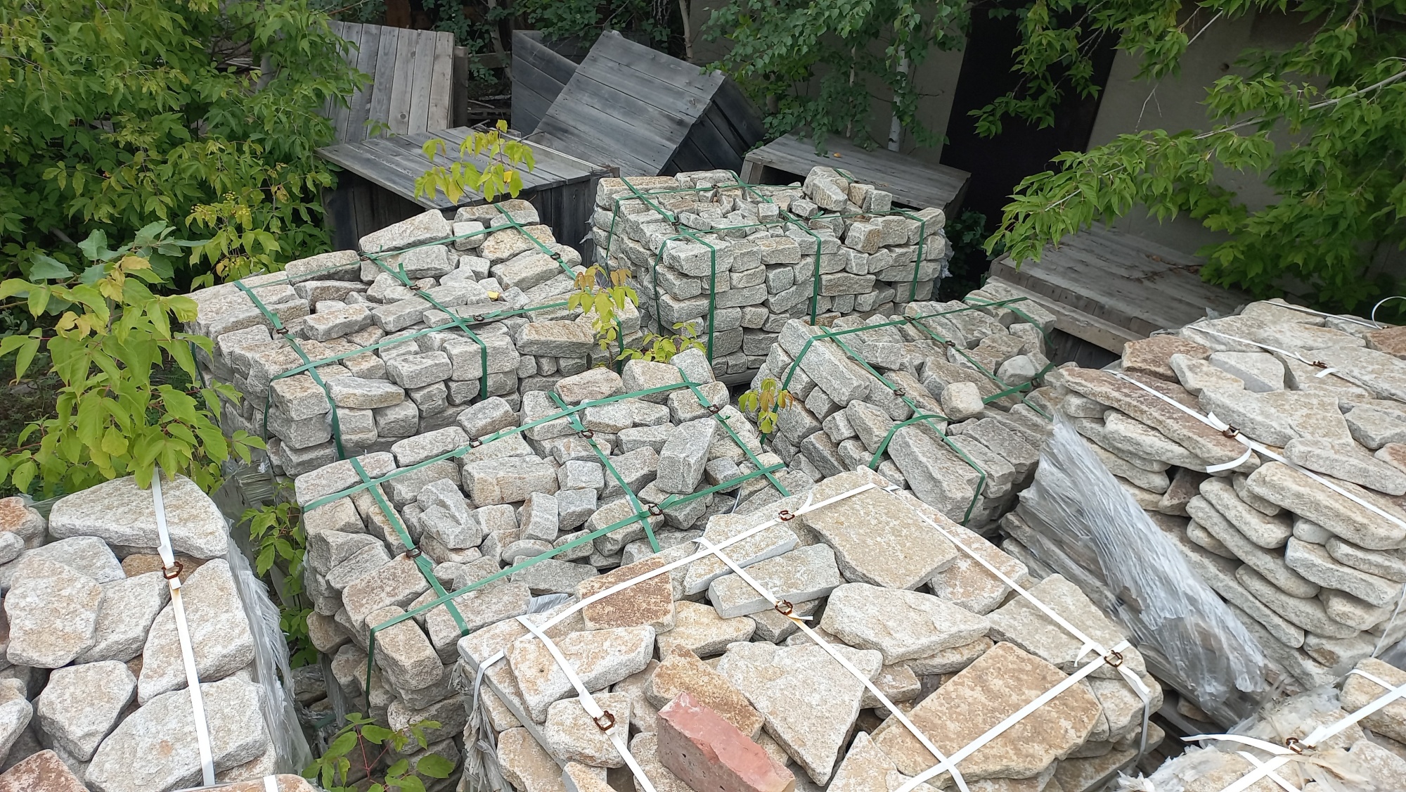 Плитняк галтованный гранитный для ландшафтного дизайна купить в Кыштыме