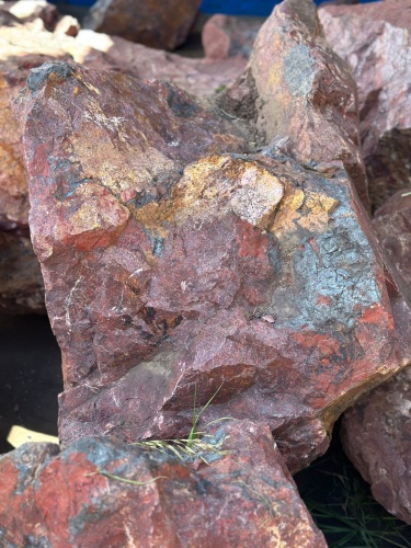 Камни для ландшафтного дизайна красно-фиолетовые 10-60 килограмм купить в Кыштыме