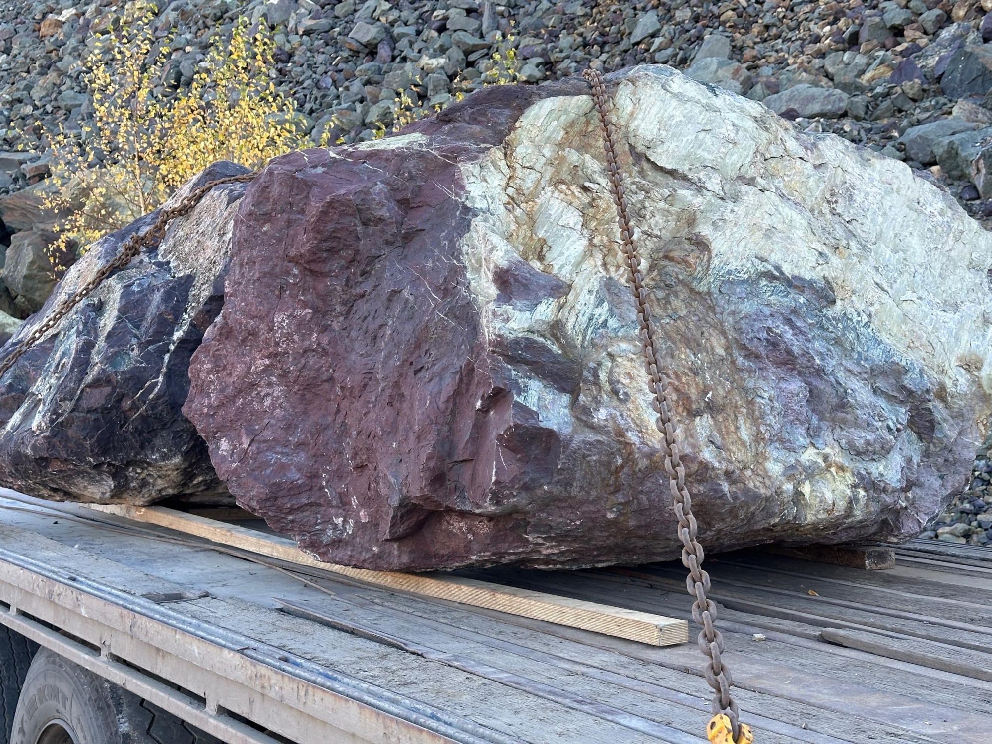 Огромные красно-фиолетовые валуны для ландшафтного дизайна весом более 5 тонн купить в Кыштыме