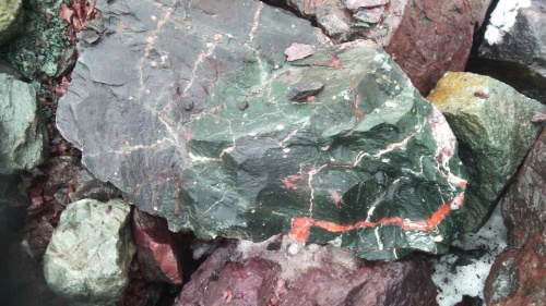 Гигантские зелёные валуны для ландшафтного дизайна весом более 5 тонн купить в Кыштыме