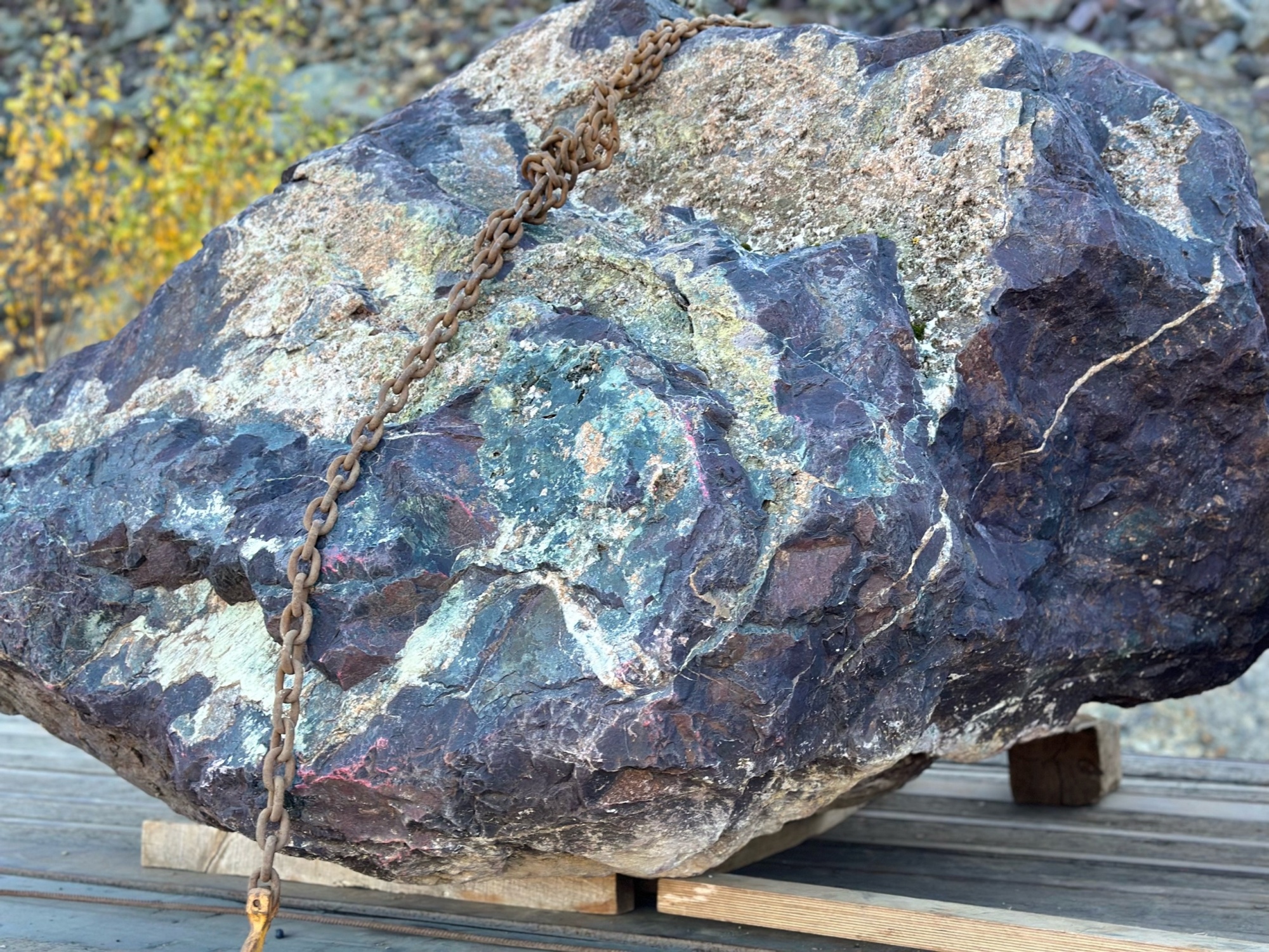 Огромные красно-фиолетовые валуны для ландшафтного дизайна весом более 5 тонн купить в Кыштыме