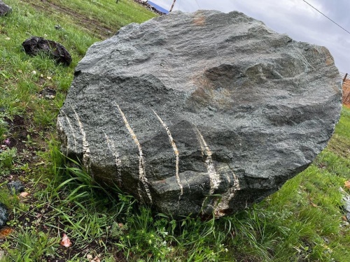 Гигантские зелёные валуны для ландшафтного дизайна весом более 5 тонн купить в Кыштыме