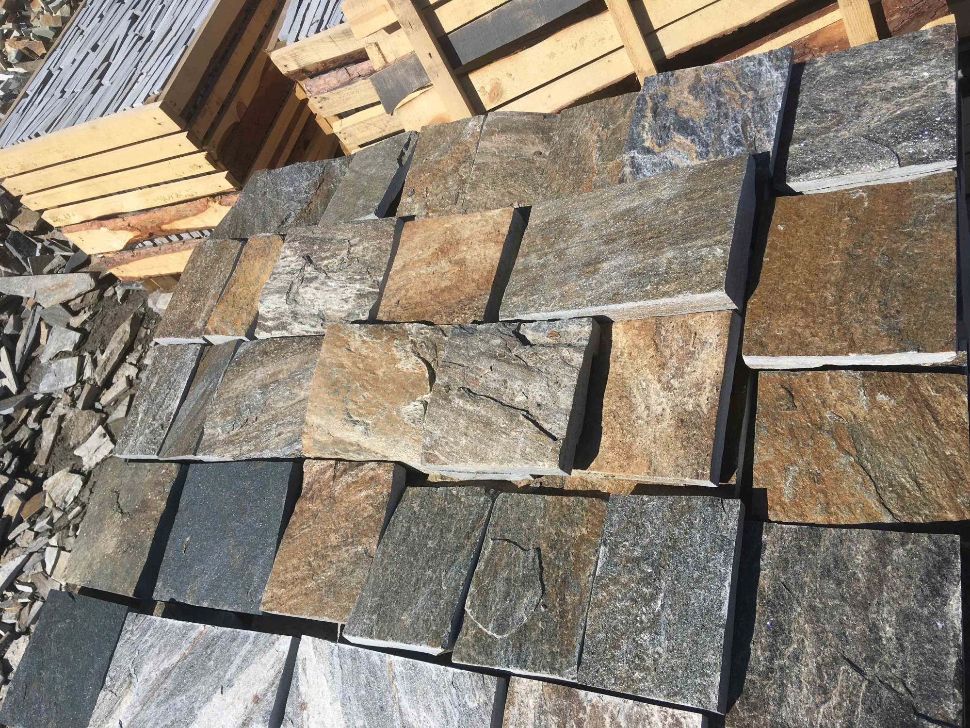 Плитка пилёная златолит Уральский для цоколя, отмостки купить в Кыштыме