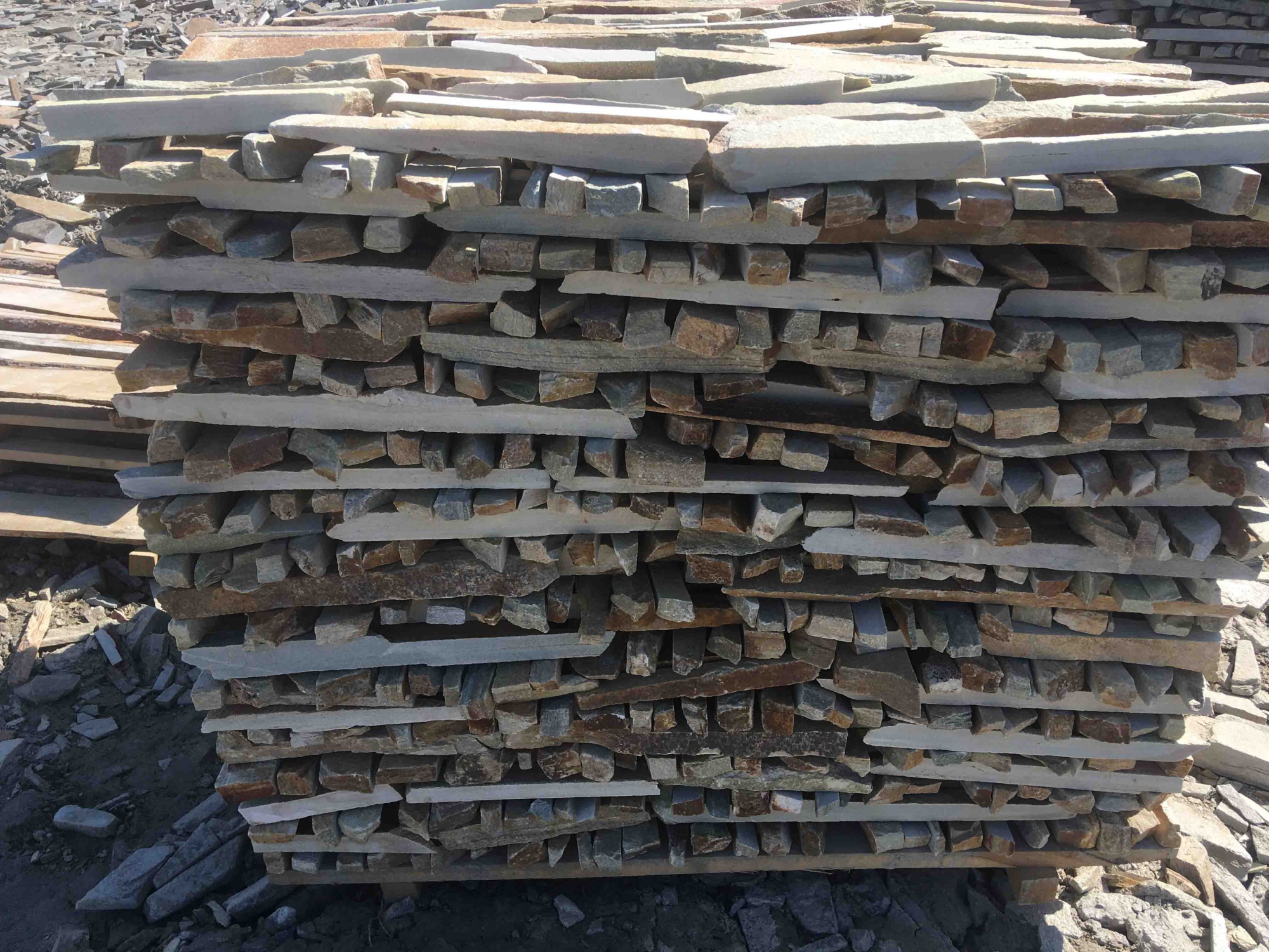 Горбушка златолит золотистый для облицовки купить в Кыштыме