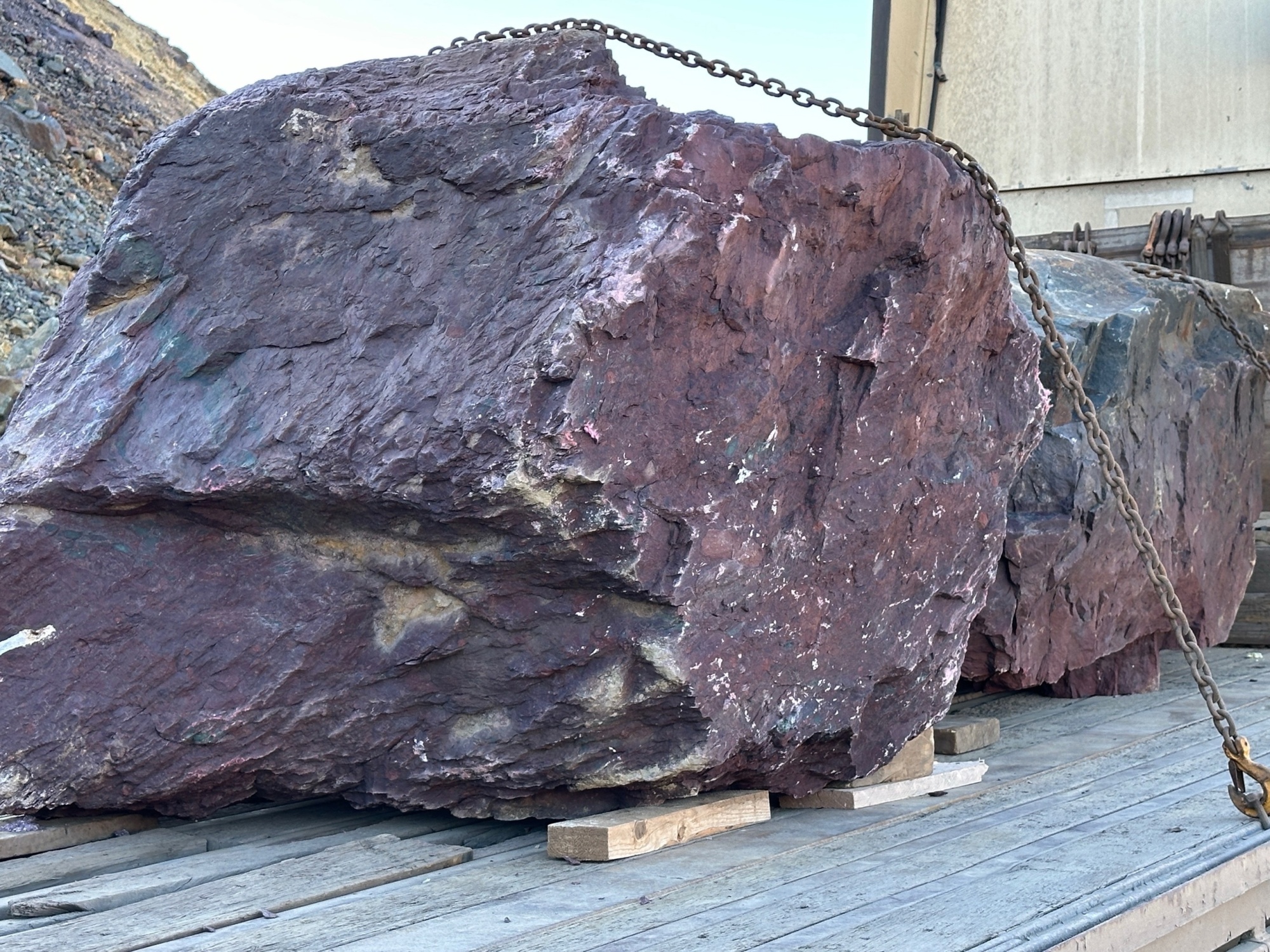 Огромные красно-фиолетовые валуны для ландшафтного дизайна весом более 5 тонн купить в Кыштыме