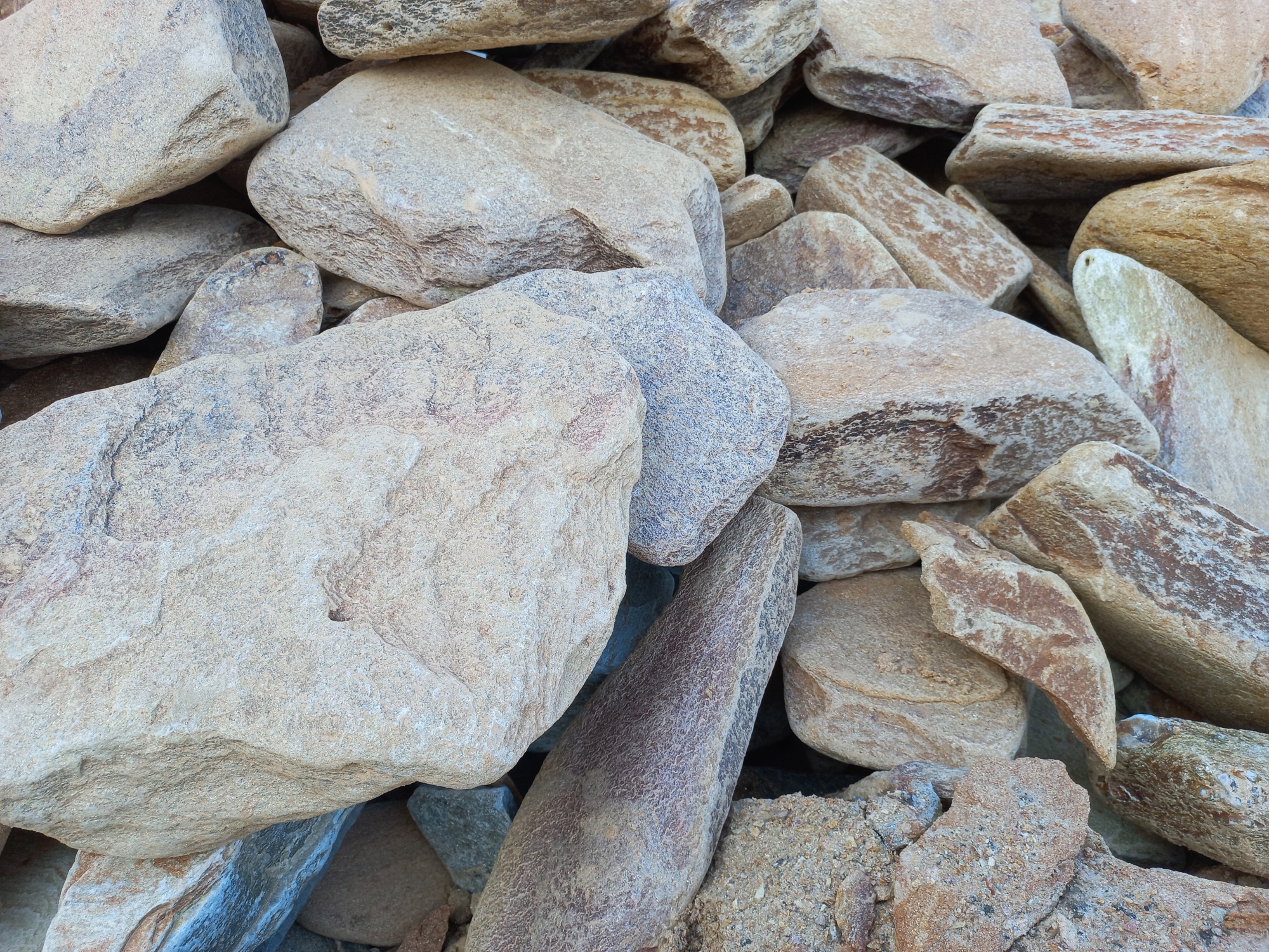 Златолит жёлтый, жёлто-зелёный глыбки и валуны для ланшафтного дизайна купить в Кыштыме