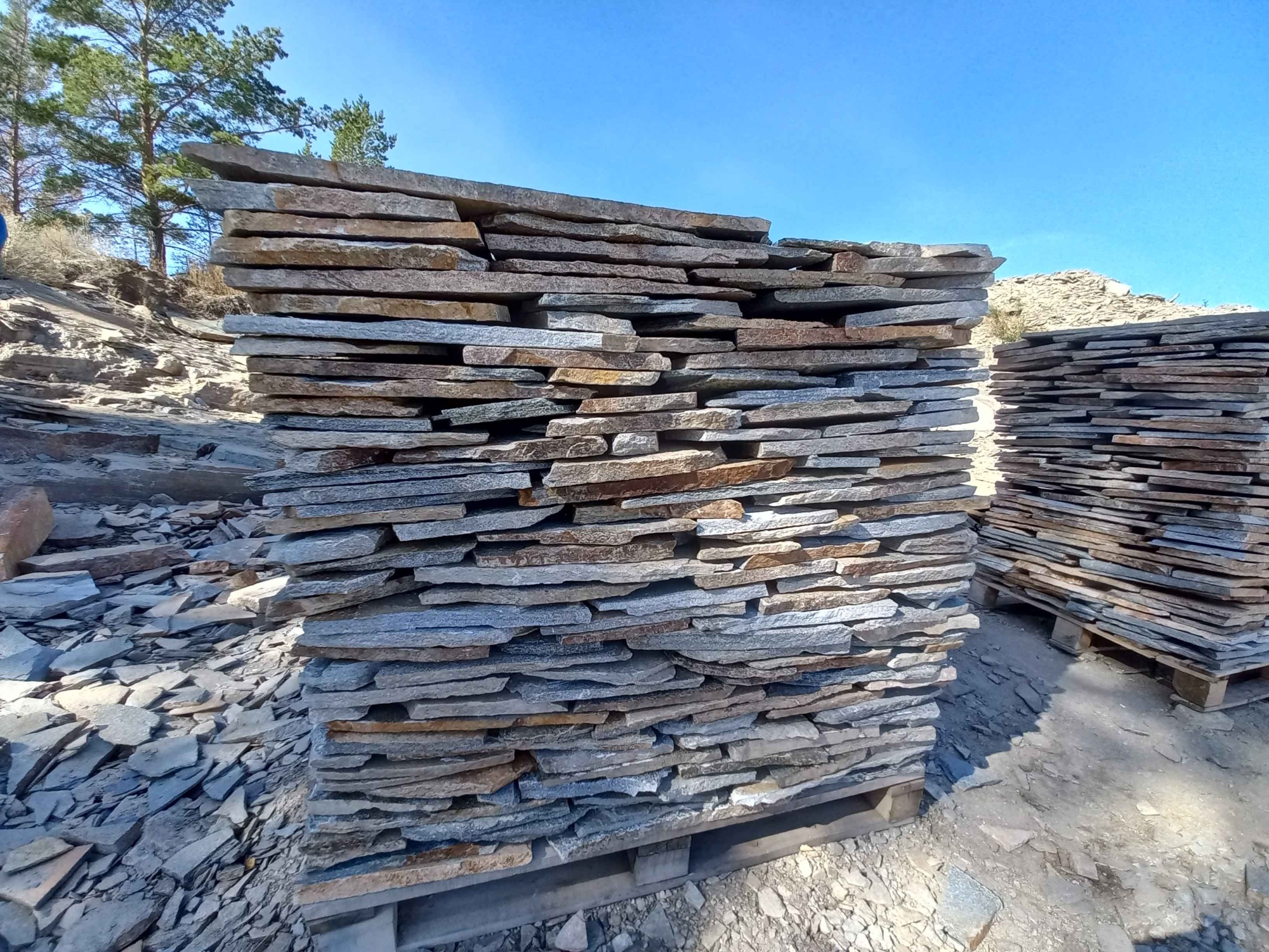 Плитняк златолит серебристый для фасада купить в Кыштыме