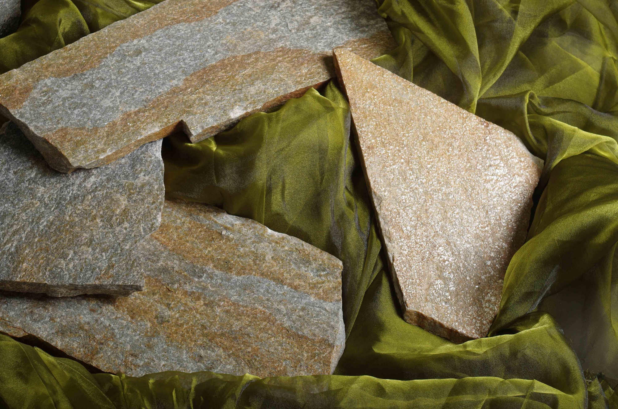 Плитняк златолит Уральский для цоколя, отмостки купить в Кыштыме