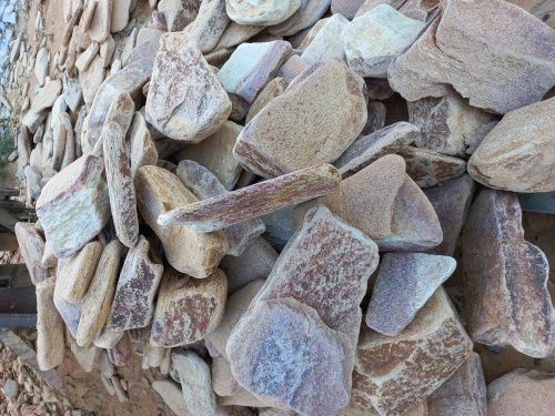 Златолит жёлтый, жёлто-зелёный глыбки и валуны для ланшафтного дизайна купить в Кыштыме