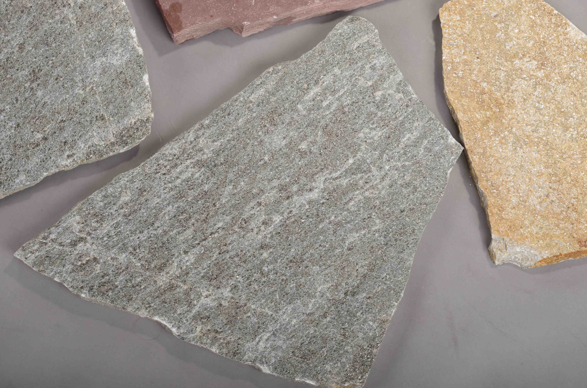 Плитняк златолит Уральский для цоколя, отмостки купить в Кыштыме