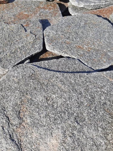 Златолит серебристый галтованный для лестниц купить в Кыштыме