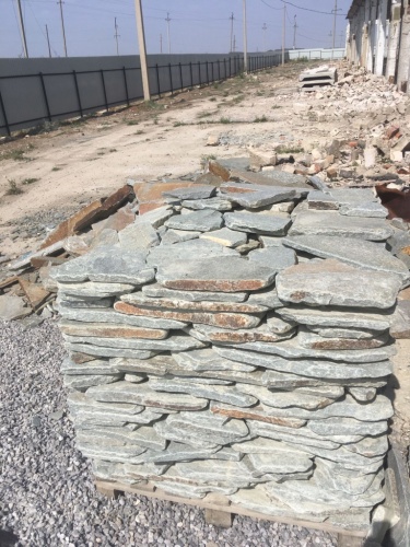 Златолит серебристый галтованный для лестниц купить в Кыштыме