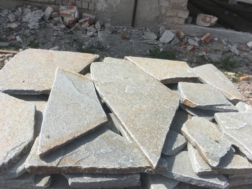 Златолит серебристый галтованный для лестниц купить в Кыштыме